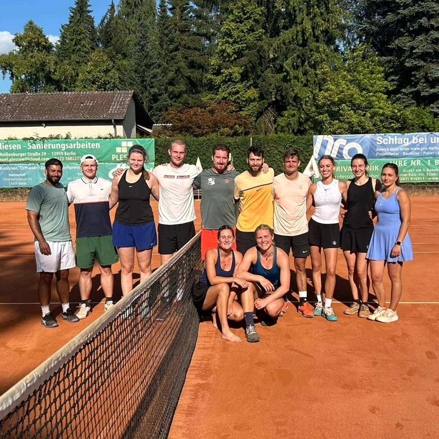 Unsere Da/He Mixedrunde hat bei ihrem ersten Spiel am Sonntag gleich stark gestartet. Nach vielen Matchtiebreaks, auch im entscheidenden Doppel, gewann unsere Mannschaft mit 5:4. Es war also ein klasse Tag mit vielen spannenden Spielen. 

#hermsdorfe