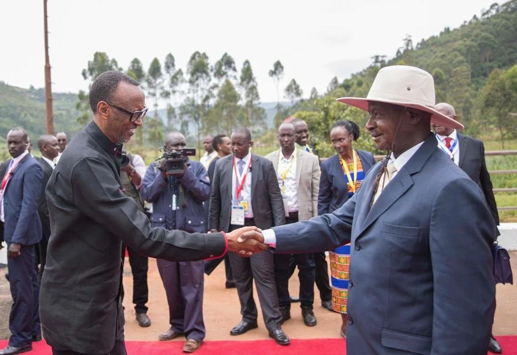 Museveni and Kagame shake hands at border