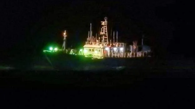 Boat with tonnes of oil runs aground in Mauritius