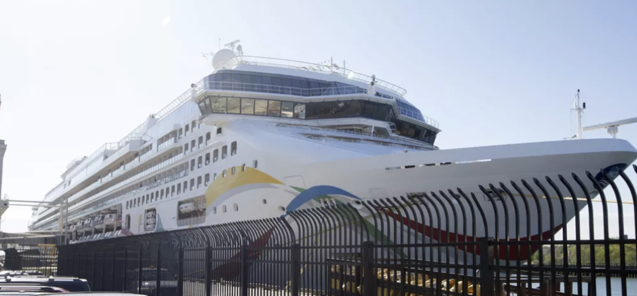US cruise ship finally allowed to dock in Mauritius after tests show no cholera aboard