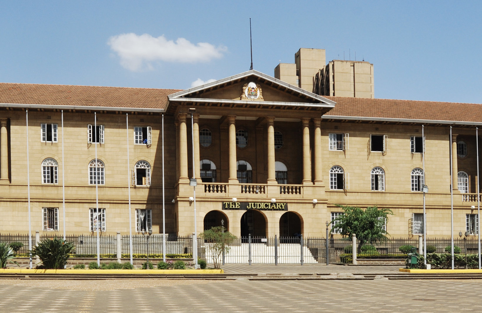 Kenyan policeman shoots magistrate in open court