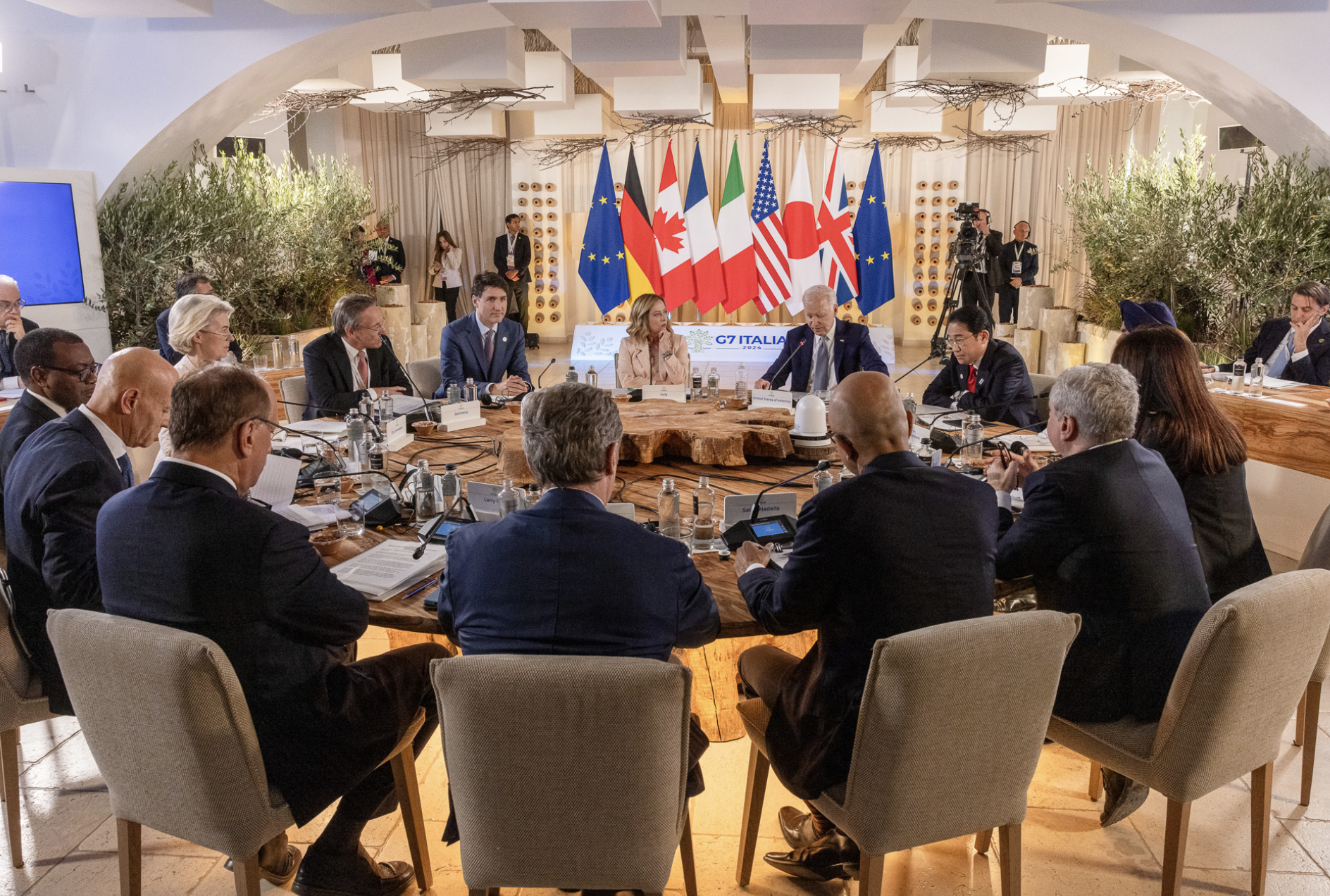 G7: Leaders hold session on investments in Africa