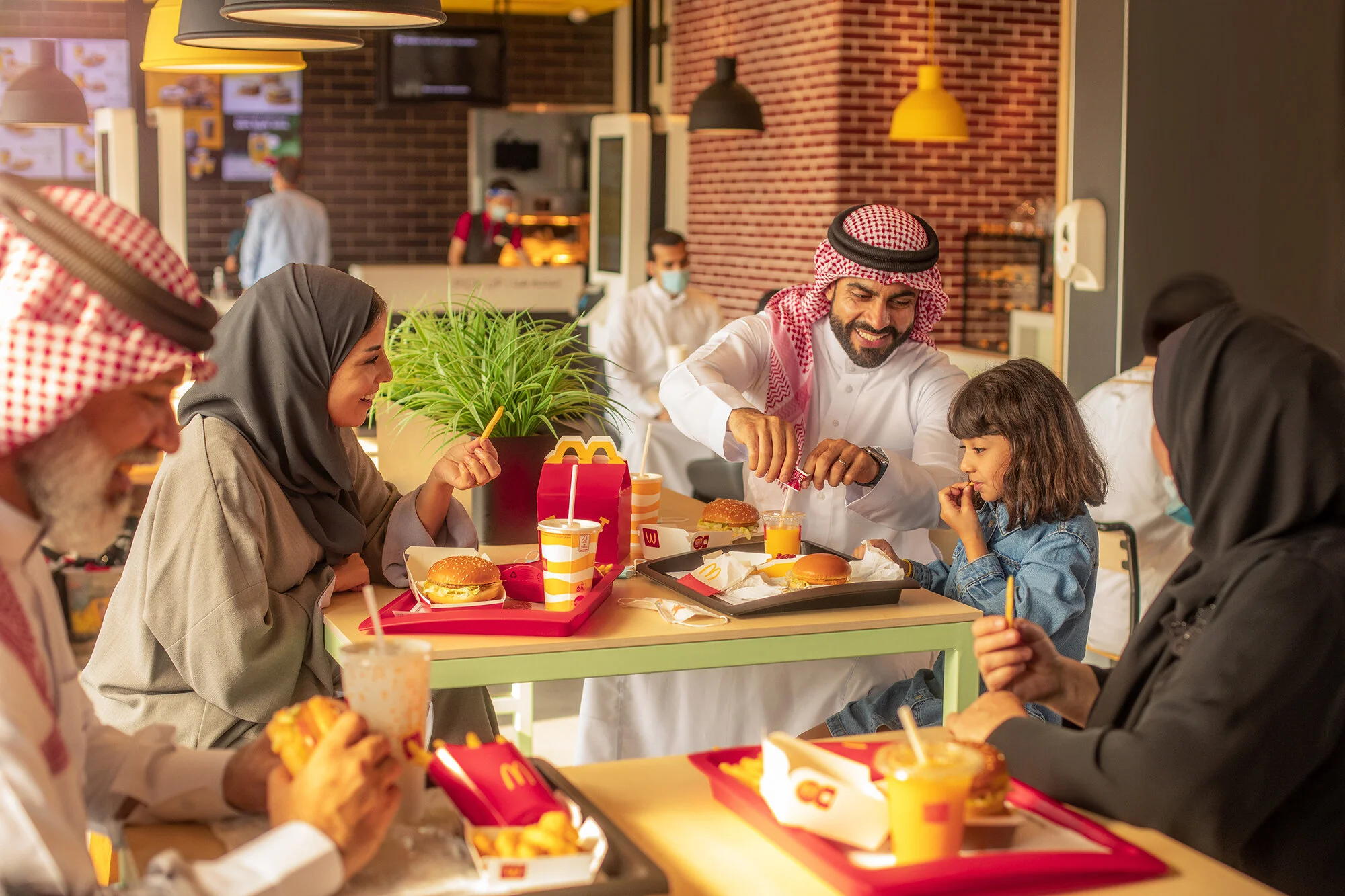 family-eating-arabs.jpg