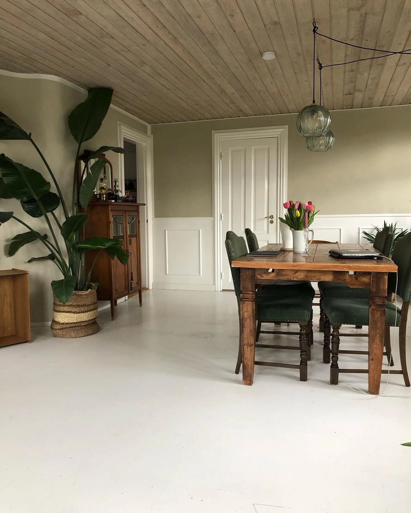 Green Walls 🌴
Swipe to see before painting ➡️ 
The paint is non toxic and a mix between two colours from @purepaint.dk 🤭 

#interiordesign #painting #green #nontoxic #walls