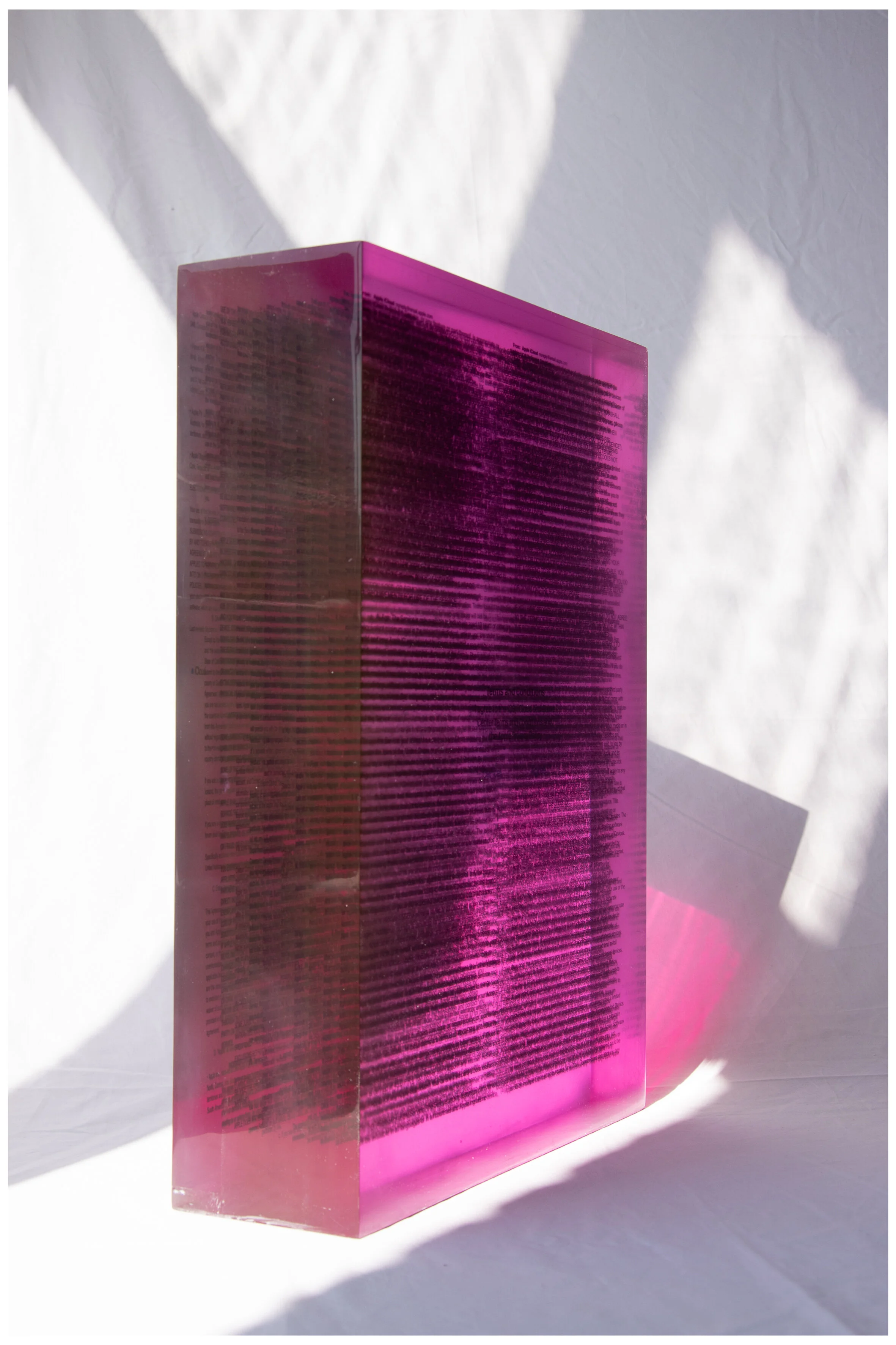 Tombstone, iPhone, Epoxy resin and print 38 cm x 30 cm x 11 cm. 2019-2021