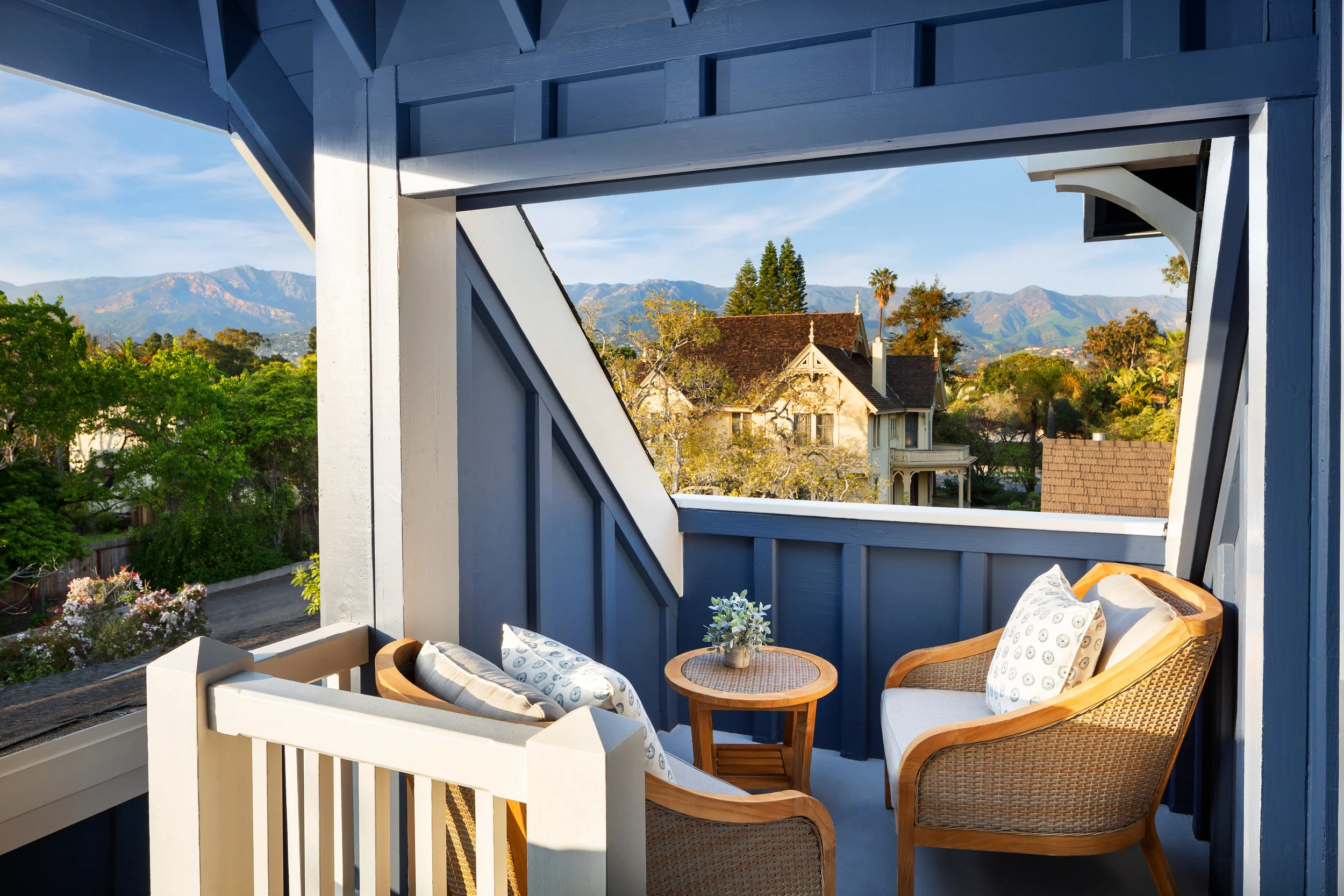 Hideaway balcony with chairs, side table and view of the mountains