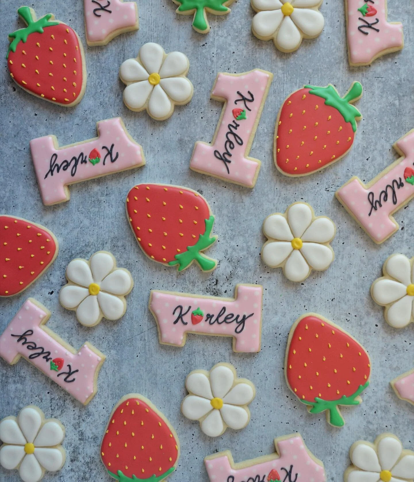 A sweet celebration for Karley&rsquo;s berry first birthday 🍓🌸
.
.
.
#sugarcookies #berryfirstbirthday #firstbirthdaycookies #berryfirstbirthdaycookies #daisycookies #strawberrycookies
