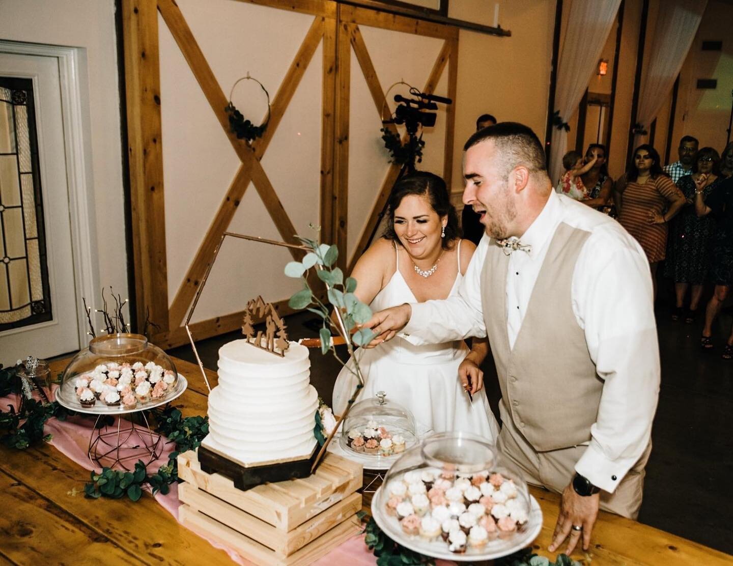 This was by far the best wedding cake smash, that I&rsquo;ve witnessed. 
I&rsquo;m a day late, but Happy Anniversary&hellip; 💕✨🌿

And can we talk about that cake stand 😍✨ (the groom built it!)

#weddingcake #cake #cookiesandcream #cookiesandcreamc
