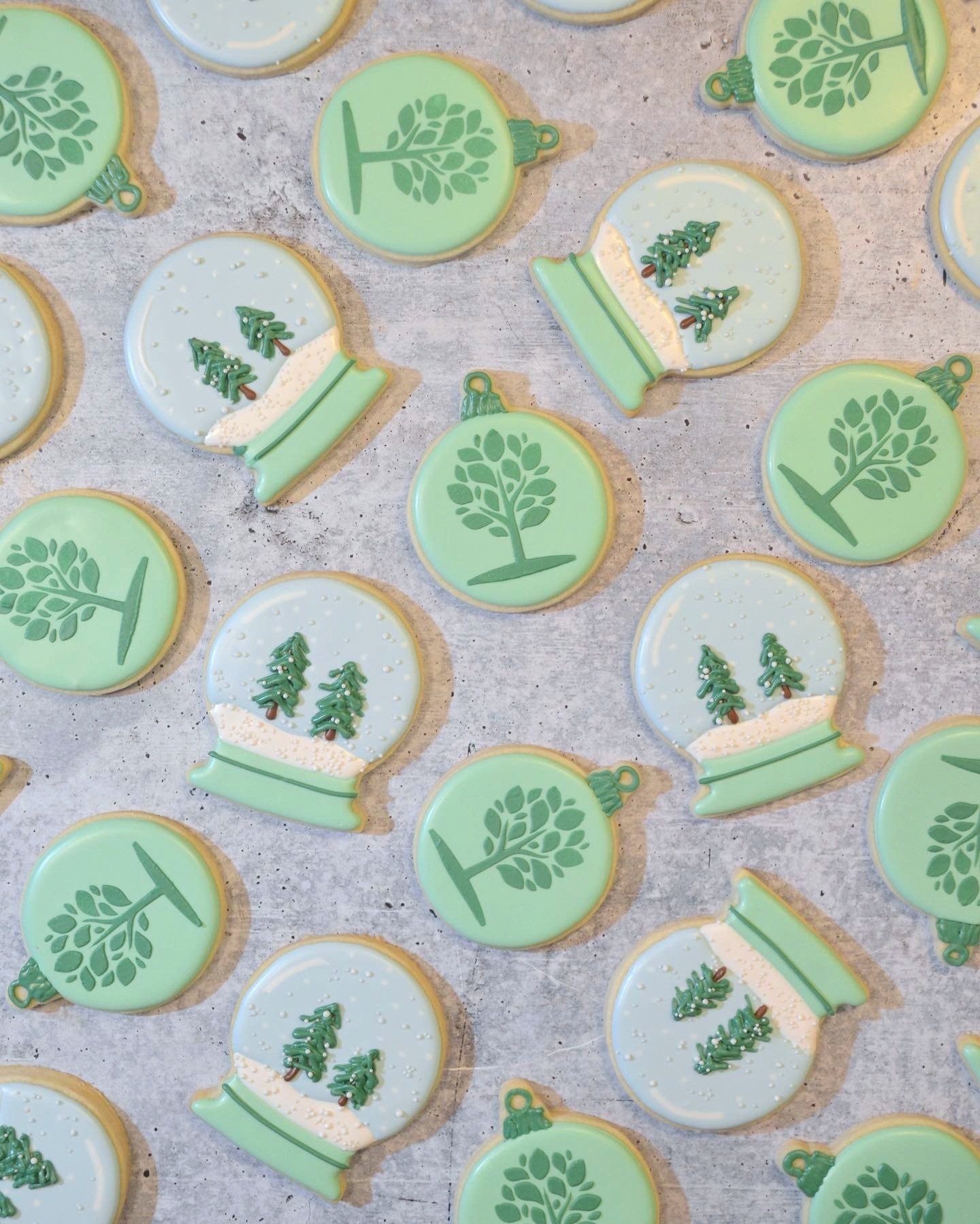 Hickory Ridge Ornament & Snow Globes Cookies