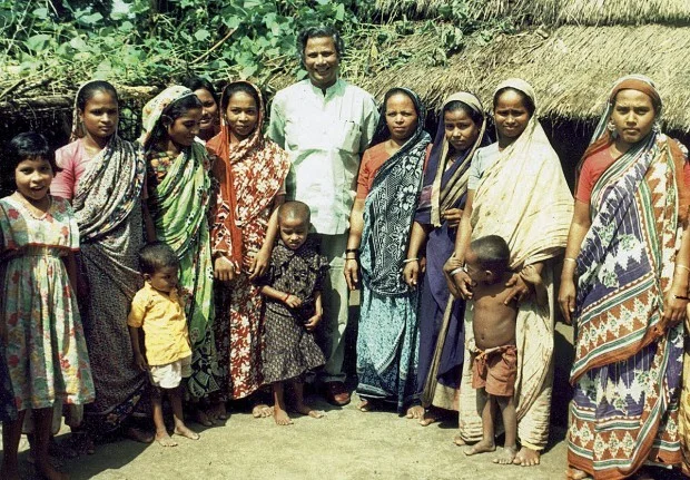 Professor Muhammad Yunus ao lado de mulheres beneficiadas com o microcrédito