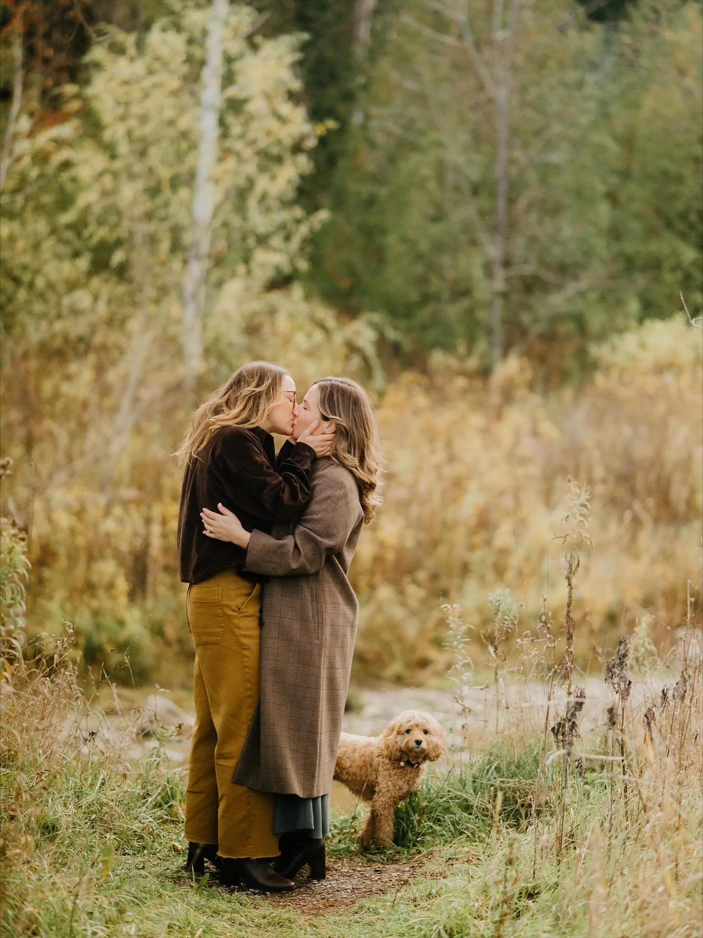 I had sooo much fun adventuring around outside with Jess + Brit and their adorable pup Willow!

Some highlights included frolicking in nature, Willow jumping in the river (lol), quick fireball swig mid session, letting the wind do its thang, hiking u