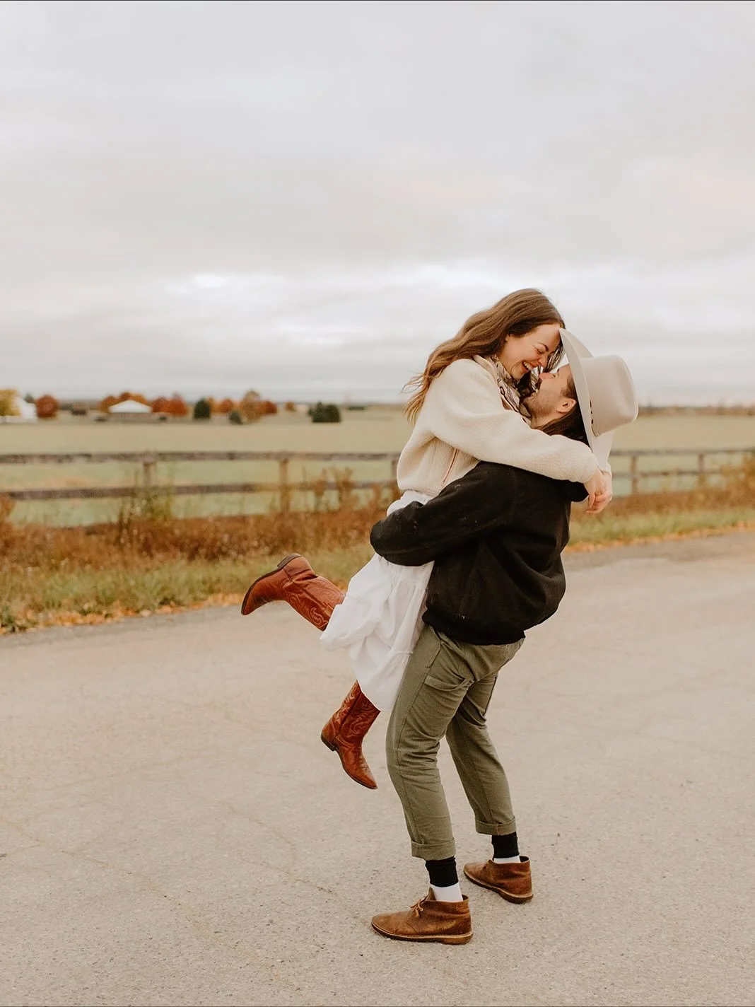It&rsquo;s sessions like these where I&rsquo;m blown away by the beauty of nature in the countryside 😍 What a gift fall is with all the changing colours and to document @katieharrisonphoto + @thepistolkeith frolicking about in their dream lifestyle 