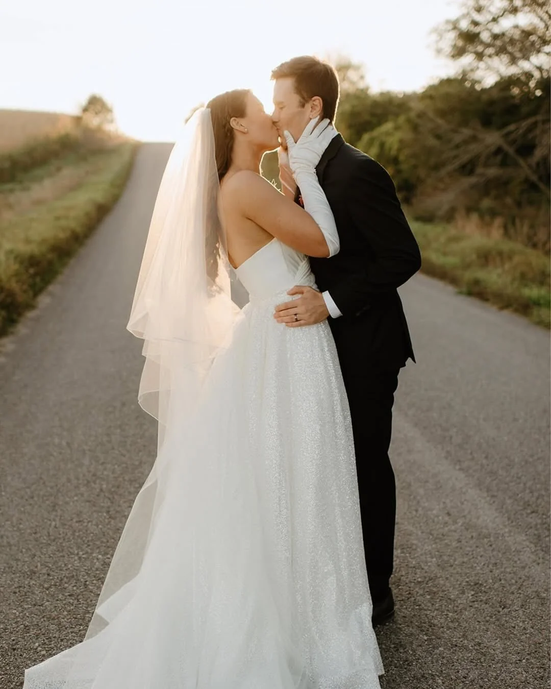 Get this. Sam + Bryn told all their invited family + friends (outside of parents, siblings and besties) that they were all invited to their engagement party at @laketoskyviewfarm , but really they were throwing a SURPRISE WEDDING! 😃🙌🏻

The day of,