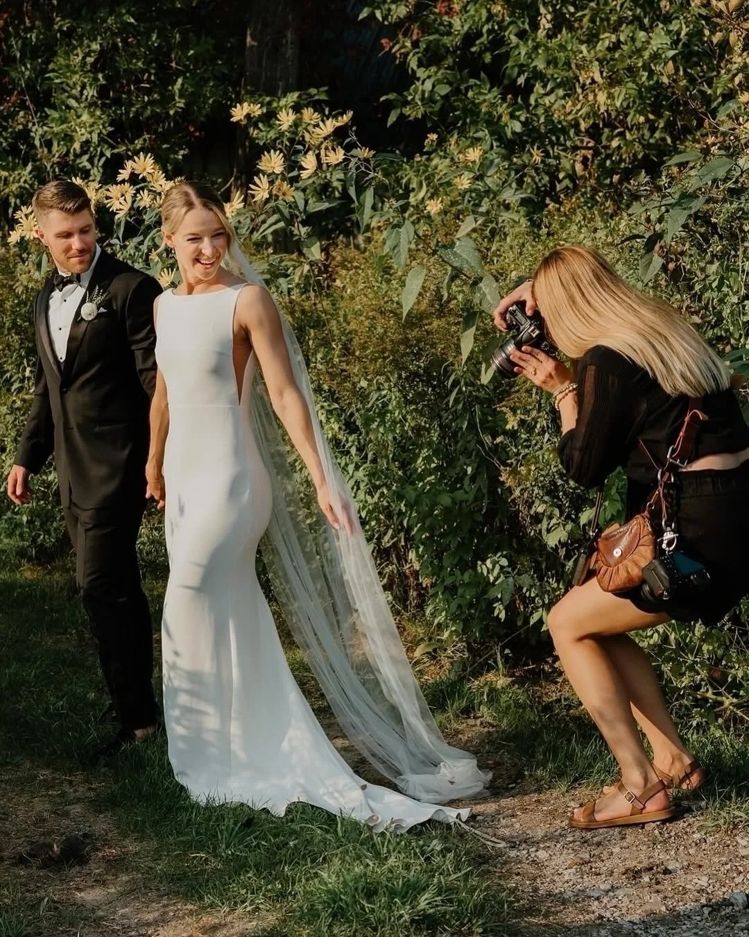 This is the exact moment when I noticed her hand and ring glowing in the sweet 🌞 by her veil as they were walking. Swipe to see the close up shot I candidly captured and a few more from that spot near the sunflowers 🌞🌻
⠀⠀⠀⠀⠀⠀⠀⠀⠀
Photographer @sara