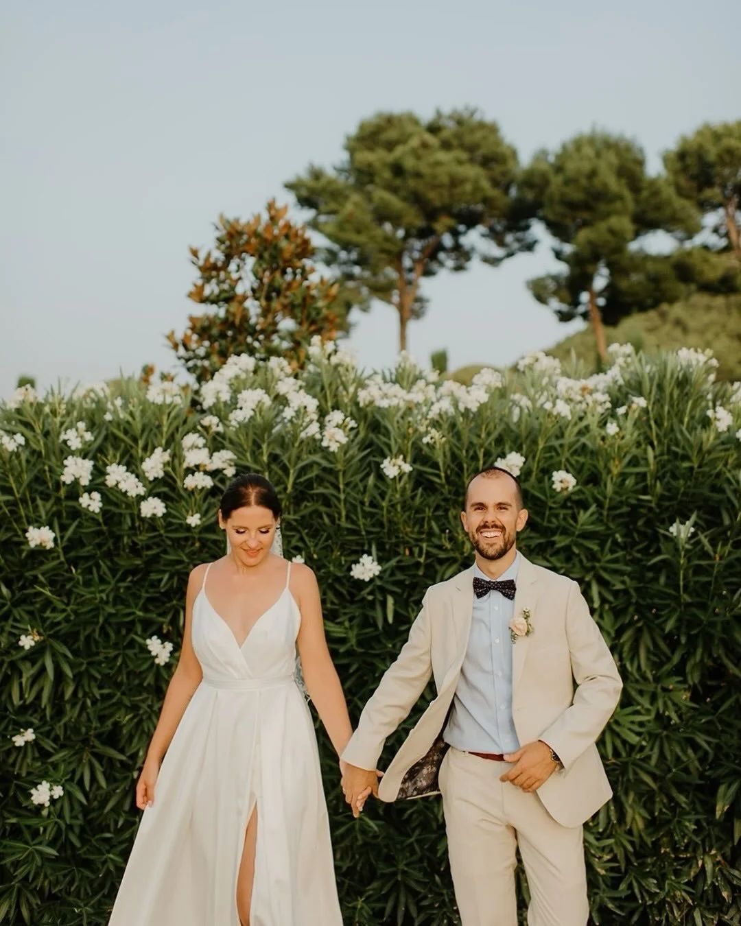 From portraits to an EPIC sunset party in the Spanish countryside 🌞

Photography by: @saramonikaphoto
Ceremony + Reception: @castelldebarxell
Florist: @floristeriaaladino
Cake: @castelldebarxell
Caterer: @castelldebarxell
Wedding Dress: @poprostu.to