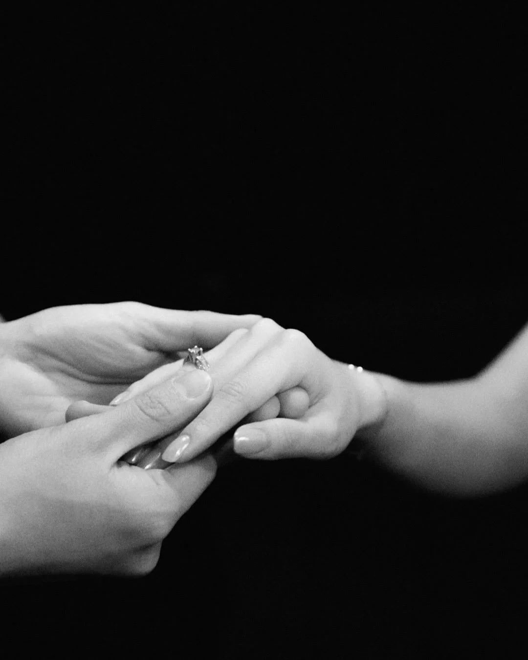 The art I got to create through editing 🫶🏻 Swipe to see the photo I took (raw photo straight from camera) at their ceremony! A candid moment between their hands as they exchanged rings 😍
⠀⠀⠀⠀⠀⠀⠀⠀⠀
#torontoweddingphotographer #torontoweddingphotogr