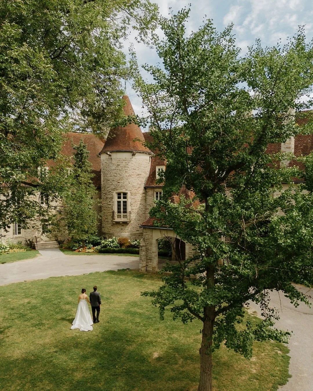 The two words that come to mind when I think of Benita + Allen&rsquo;s wedding day are playful and sunny! I could not have photographed their day in this way without them bringing the joy, the fun, the spontaneity, and their free-spirited nature 🌞 I