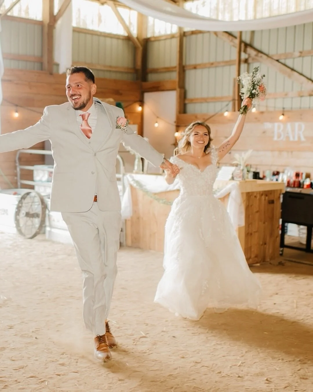 When all my dreams come true of photographing a family farm wedding with HORSES. Also, how STUNNING was their reception that took place on the family farm&rsquo;s indoor horse arena!? 😍

Wedding Photographer: @saramonikaphoto 
Wedding Dress: @superi