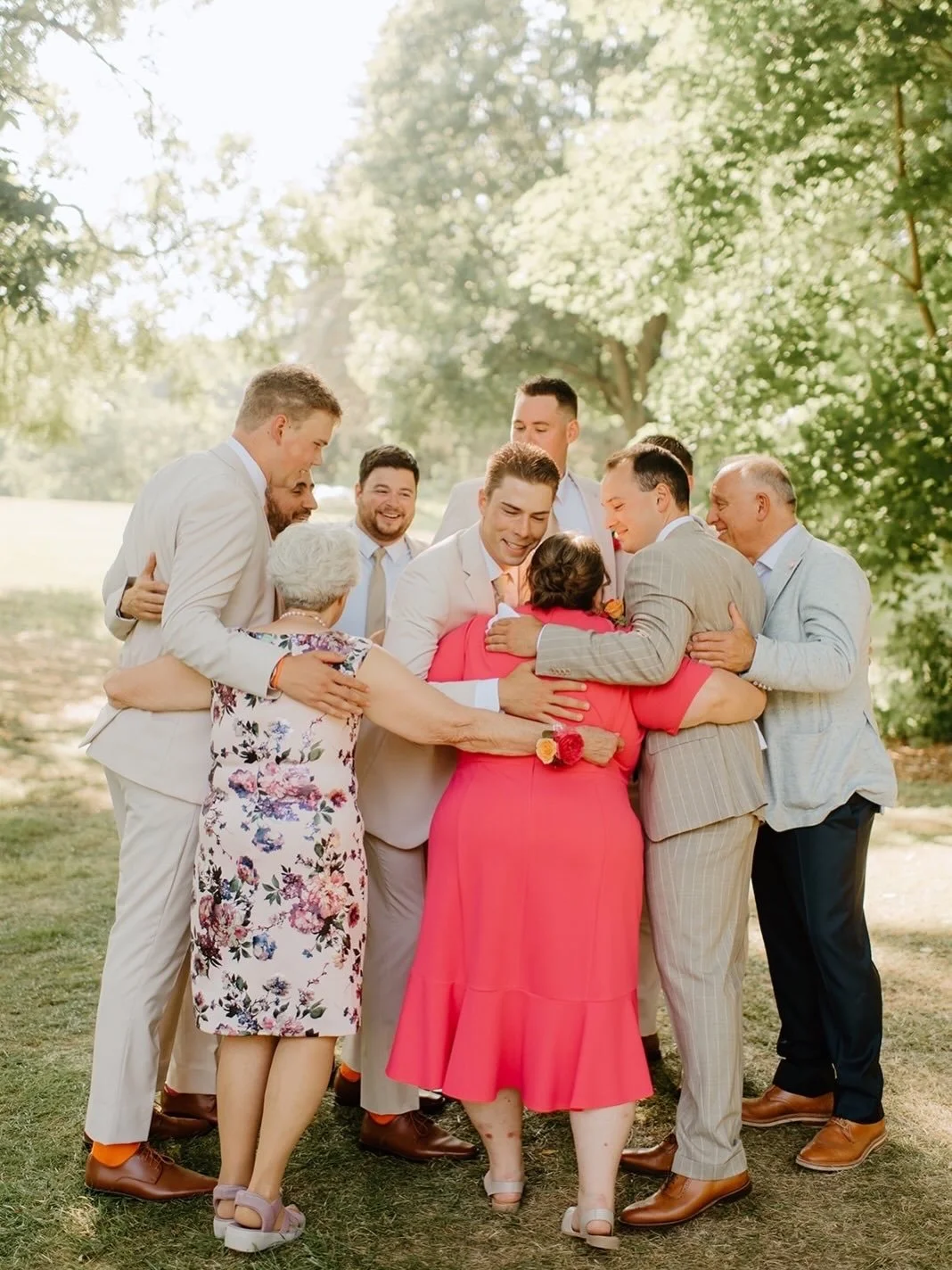 Genny + Chris&rsquo;s stunning outdoor wedding on her parent&rsquo;s property filled with sunshine, deep love, and epic pops of course (Genny&rsquo;s fabourite colours are pink and orange and I LOVE how they incorporated that in their day!).
⠀⠀⠀⠀⠀⠀⠀⠀