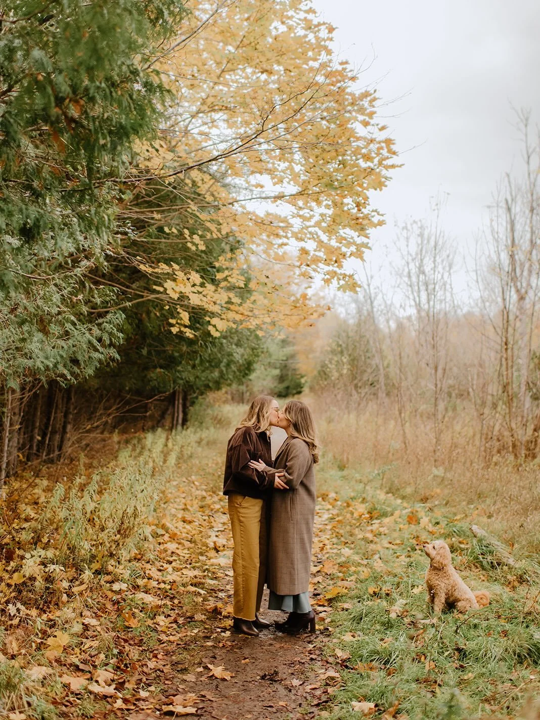 I had sooo much fun adventuring around outside with Jess + Brit and their adorable pup Willow (aka William and all the other nicknames) 🫶🏻🤣
⠀⠀⠀⠀⠀⠀⠀⠀⠀
Some highlights included frolicking in nature, Willow jumping in the river (lol), quick fireball 