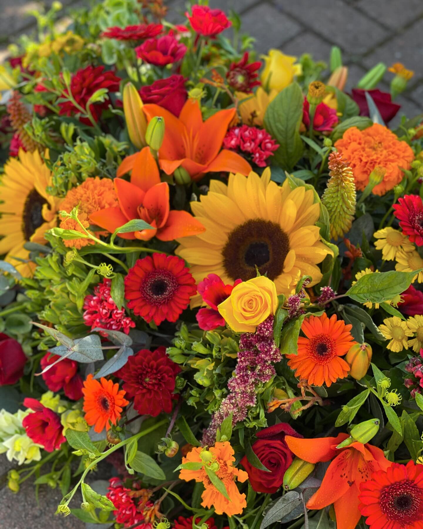 🕊️🍃🤍Farewell flowers 🍃🤍🕊️ We get asked an awful lot whether we do flowers for funerals and it&rsquo;s something we&rsquo;ve never advertised for obvious reasons, but we&rsquo;ve had the honour of creating many many floral tributes over the year