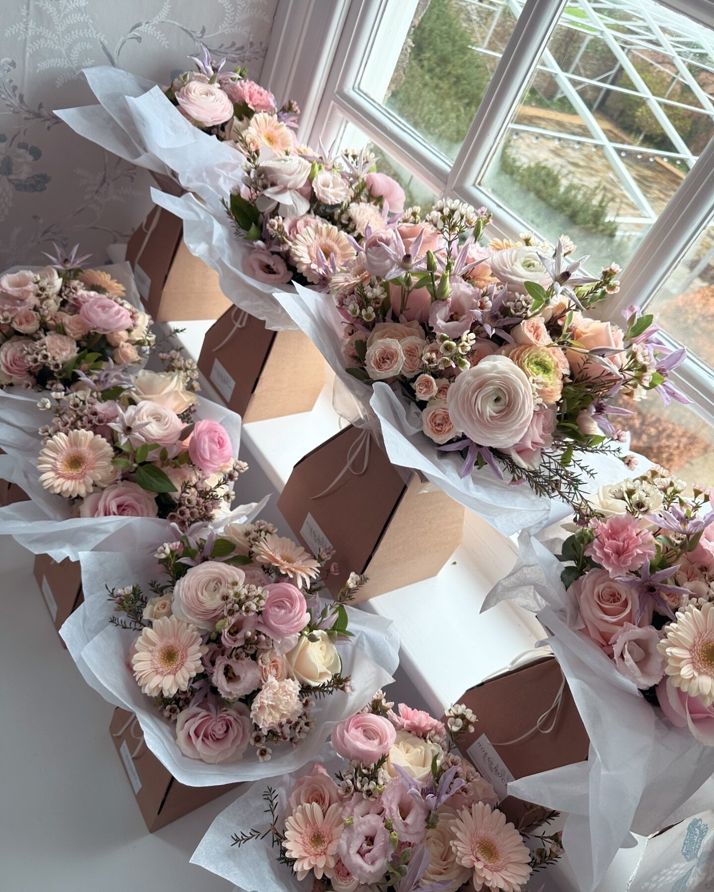 That&rsquo;s our weddings kicked off for 2024, an absolute delight to be back at @estatekingston for first of many there this year 🩷 We were there for Emma and Dan who celebrated in style with gorgeous pastel shades using seasonal beauties like #ran