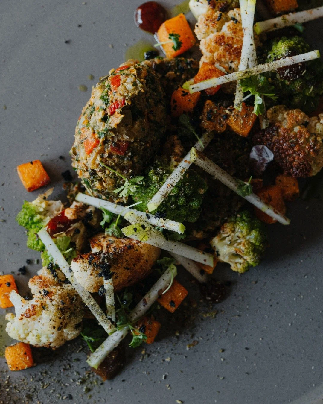 All the flavour, none of the meat. Vegetarians and Vegans need not miss out with flavoursome dishes across our menus. 

Roasted Cauliflower, Cauliflower and Chipotle Rice, Butternut Squash, Apple and Walnut Salad

www.theinghamswan.co.uk
