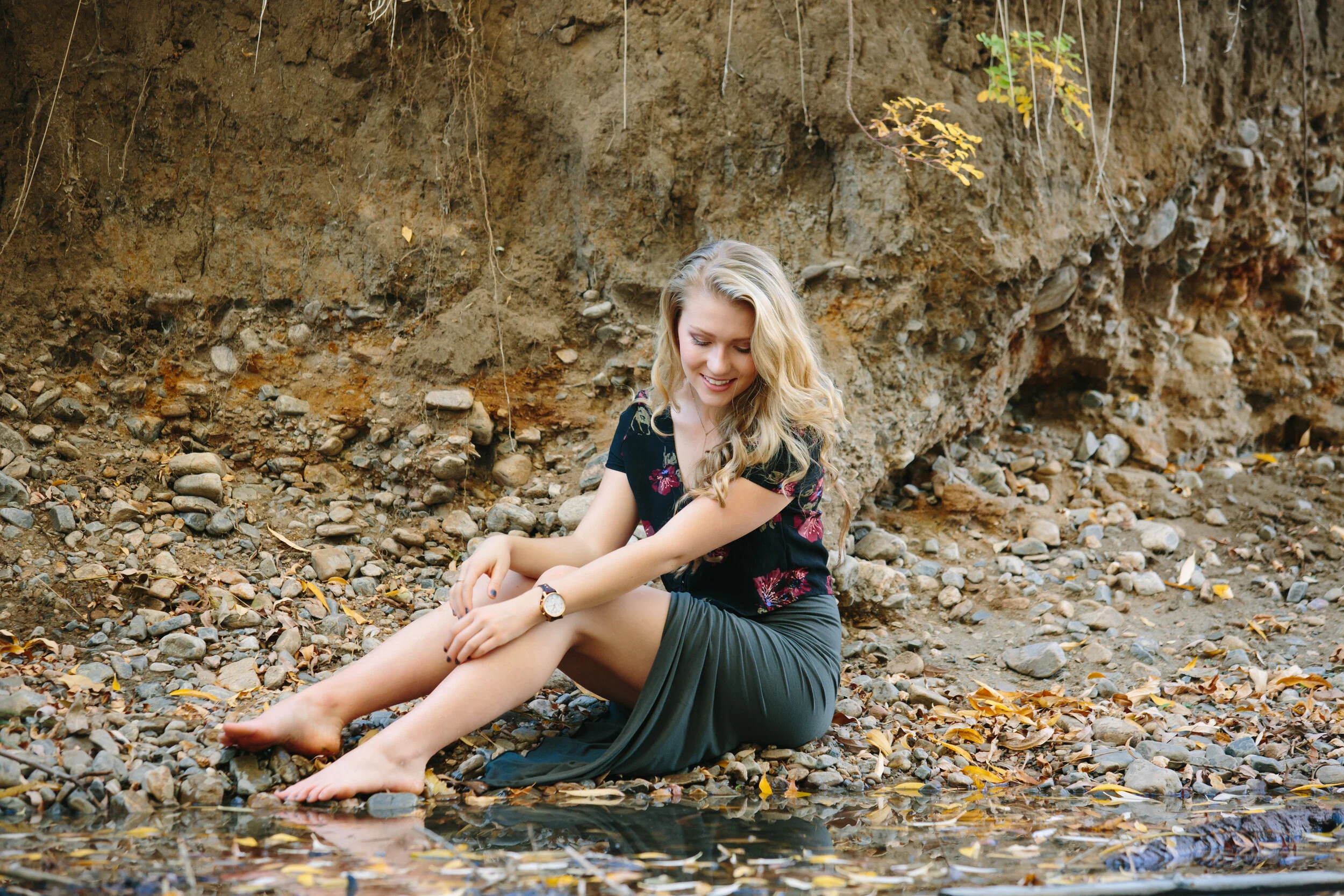 https://images.squarespace-cdn.com/content/v1/5c59c4c75239587e05928641/1587357437199-JPWSBBRWSP8IAG3LVVY7/senior-portrait-session-in-colorado-what-to-wear-coal-creek-trail-louisville.jpeg?format=2500w