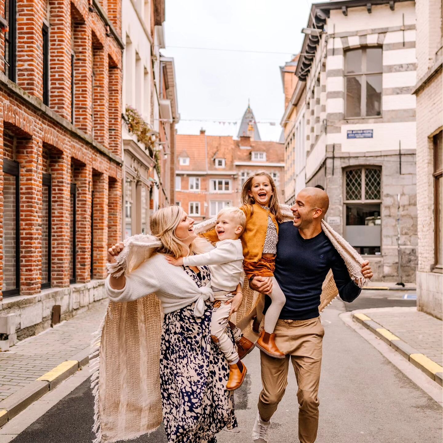 La s&eacute;ance d'hier avec cette jolie Tribu! 🤍

Passage obligatoire dans ma rue tournaisienne pr&eacute;f&eacute;r&eacute;e (coucou @coeurdebeurreboutique) ✨️

#tchizz #seancephoto #photographebelge #tournai #automne