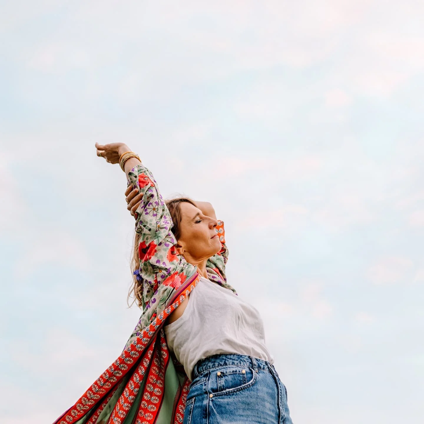 Une s&eacute;ance en famille, en toute simplicit&eacute;, dans leur jardin ✨️ 

Manger des cr&ecirc;pes au Nutella en buvant du cidre dans son jardin fin octobre, c'est un goal quand m&ecirc;me! 🥹🥞🍂🍁