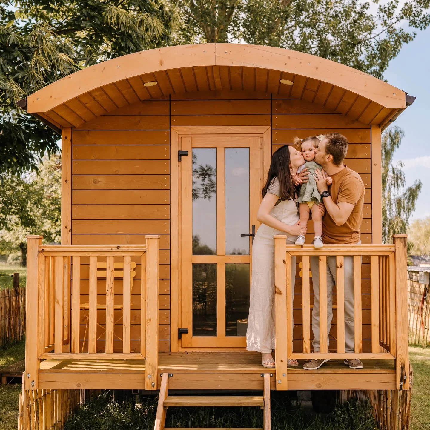 SPOILER: je fonds totalement en regardant la derni&egrave;re photo 🫠 

J'adooore passer mes d&eacute;buts de soir&eacute;e d'&eacute;t&eacute; avec vous🌞 C'est mon moment pr&eacute;f&eacute;r&eacute; des journ&eacute;es de shooting! Le soleil est t