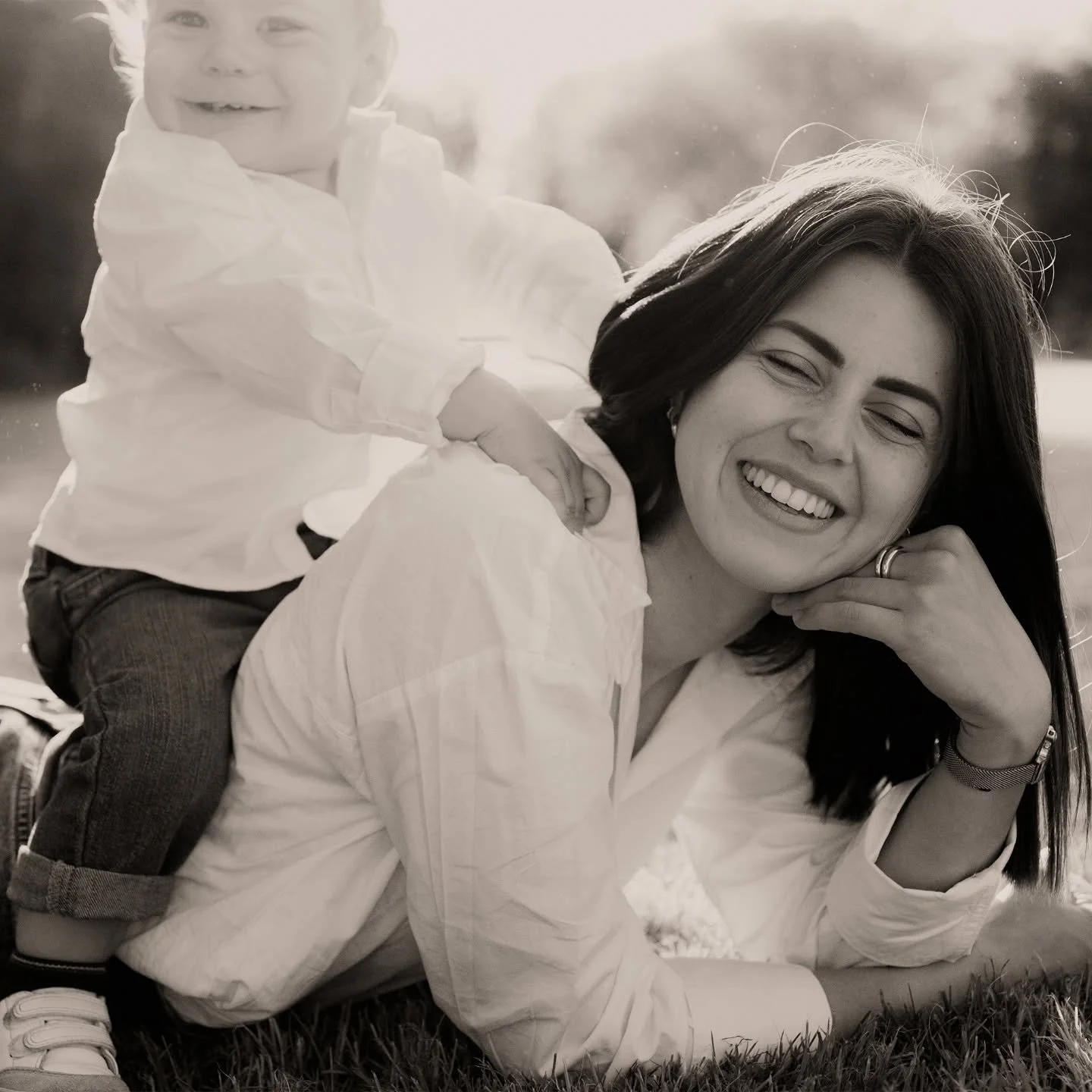 Capturer l'amour &amp; la complicit&eacute; d'Andrea &amp; sa maman... &agrave; votre avis, c'est mission accomplie? 🫡 🤓

#tchizz #photographebelgique #photographebelge #mereetfils #shootingfamille #shootingbelgique #tournai #motherhood