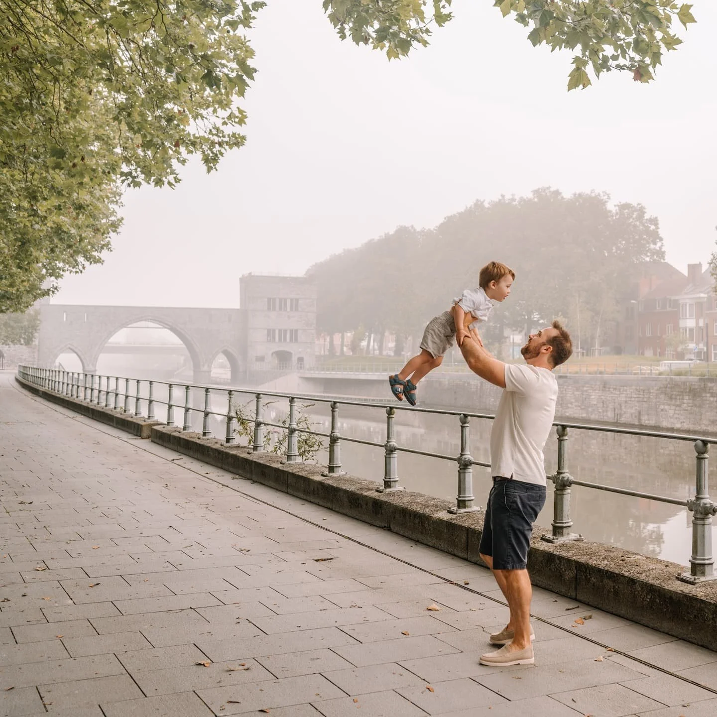 Cette famille, cette m&eacute;t&eacute;o &amp; Tournai qui a un petit air parisien sous la brume 💛☁️