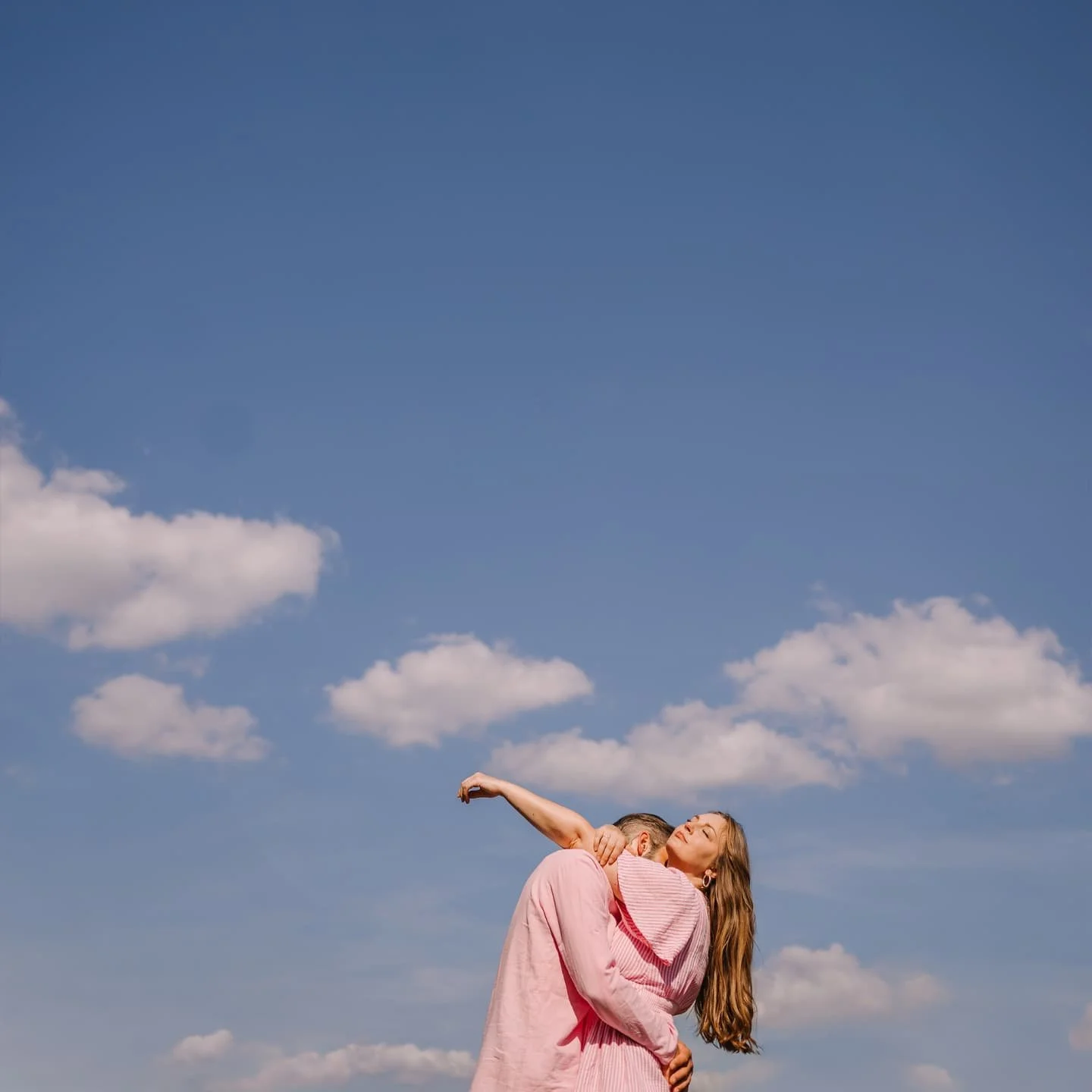 C'est quand m&ecirc;me quelque chose de photographier l'une de ses meilleures amies &amp; son super amoureux... ✨️

Vous ne vous imaginez pas &agrave; quel point c'&eacute;tait touchant pour moi de les voir aussi heureux et complices &agrave; travers