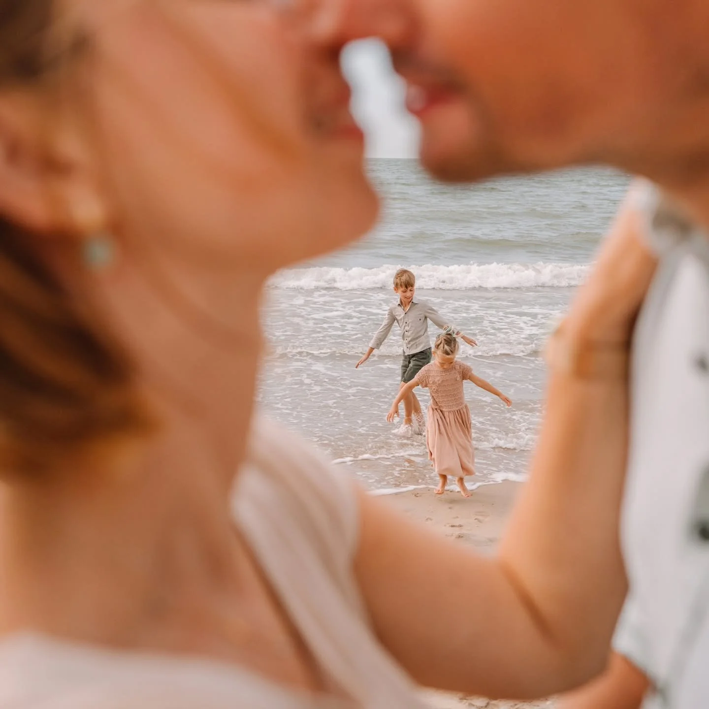 SPAM de mini s&eacute;ances de samedi &agrave; la mer 🫢

Encore une s&eacute;rie que j'aime beaucoup! Surtout avec cette adorable famille que j'adore &agrave; chaque fois photographier depuis des ann&eacute;es 💙🌊⛵️