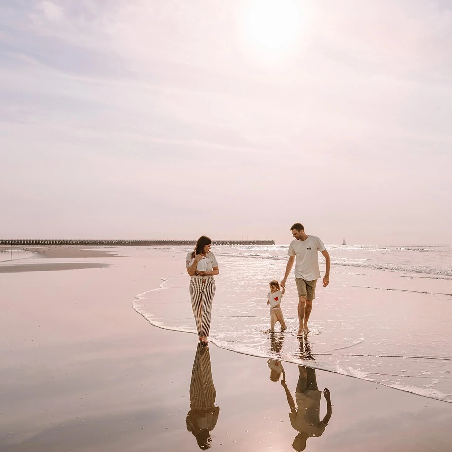 Douce s&eacute;rie les pieds dans l&rsquo;eau et les mains pleines de sable ~ une vague de bisous sal&eacute;s et l&rsquo;oc&eacute;an en fond sonore ✨ la toute premi&egrave;re s&eacute;ance photo de Mona 🌊🐚🐋