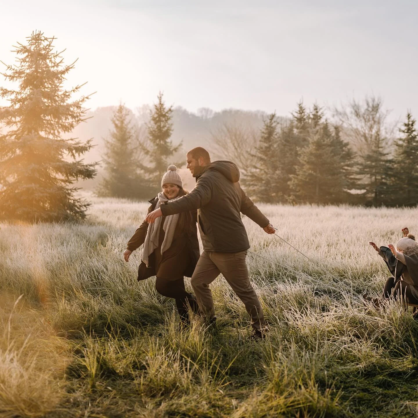 〰️ Sapini&egrave;re 2025

des familles, des amoureux, un toutou, une lumi&egrave;re incroyable, des doigts parfois glac&eacute;s mais plein plein de c&acirc;lins pour se r&eacute;chauffer, des courses de luge, de la neige, des lancers de boules de No