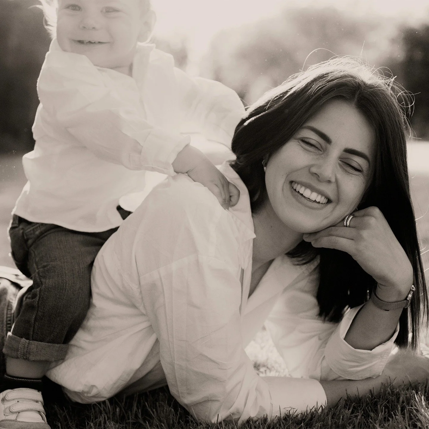 Capturer l'amour &amp; la complicit&eacute; d'Andrea &amp; sa maman... &agrave; votre avis, c'est mission accomplie? 🫡 🤓

#tchizz #photographebelgique #photographebelge #mereetfils #shootingfamille #shootingbelgique #tournai #motherhood