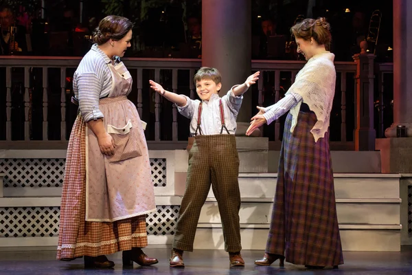 tn-500_13-rosieo'donnell,sammiddleton,andjessiemueller_photobyjeremydaniel.jpg
