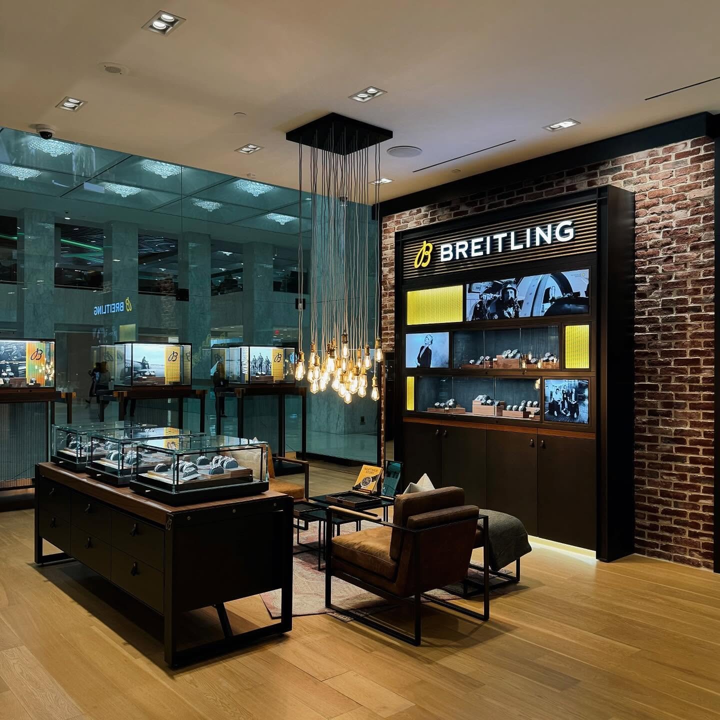 Put the finishing touches in this week on this space for @breitling @birks in @firstcanadianplace . #canada #toronto #generalcontractor #retailconstruction #luxuryretail