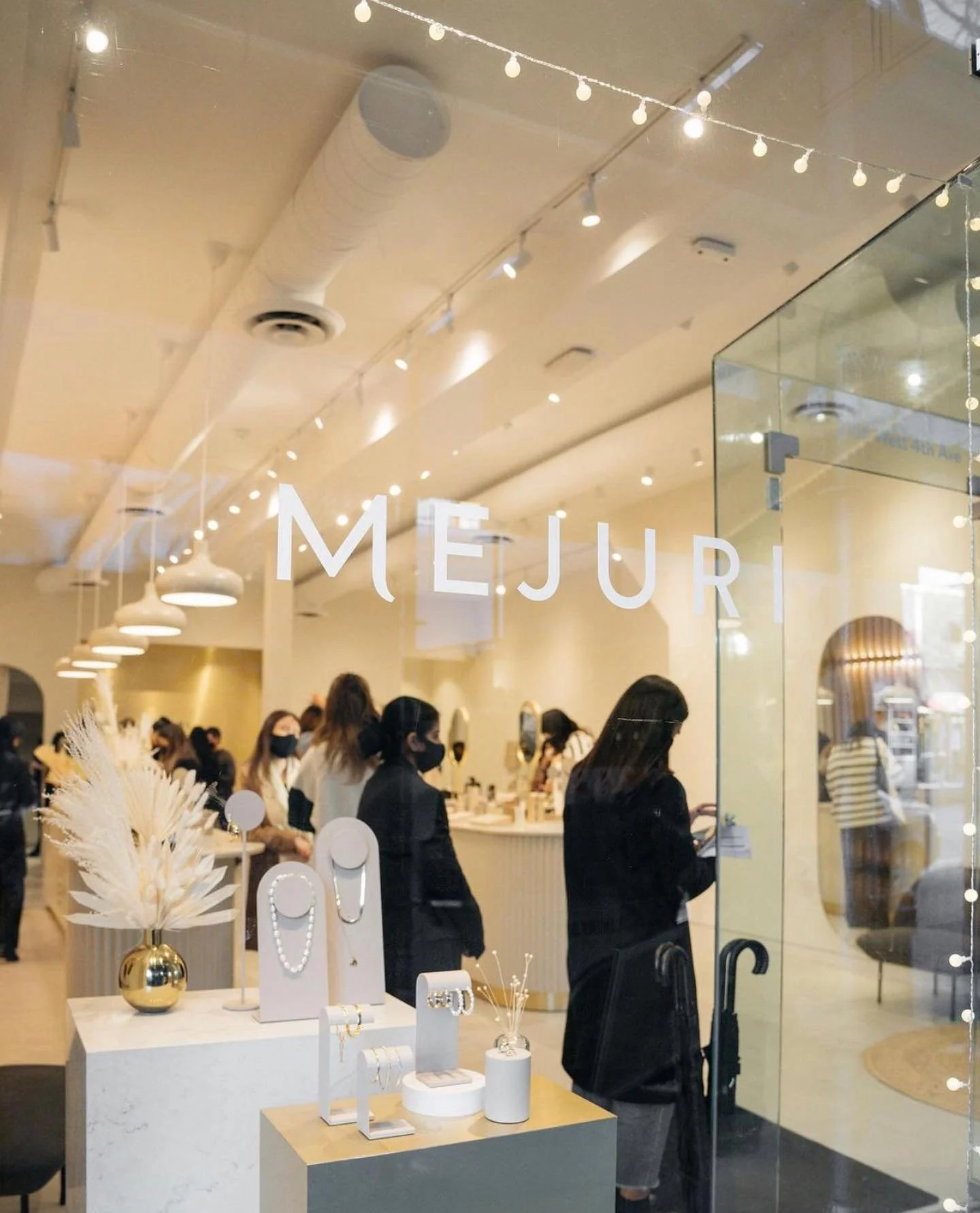 Congrats to @mejuri on the opening of their new store in Kitsilano! 👏👏👏 #gc #canada #bc #retailconstruction #retailconstructioncanada #vancouver #vancouverconstruction Design by @cutlerdesign 👌