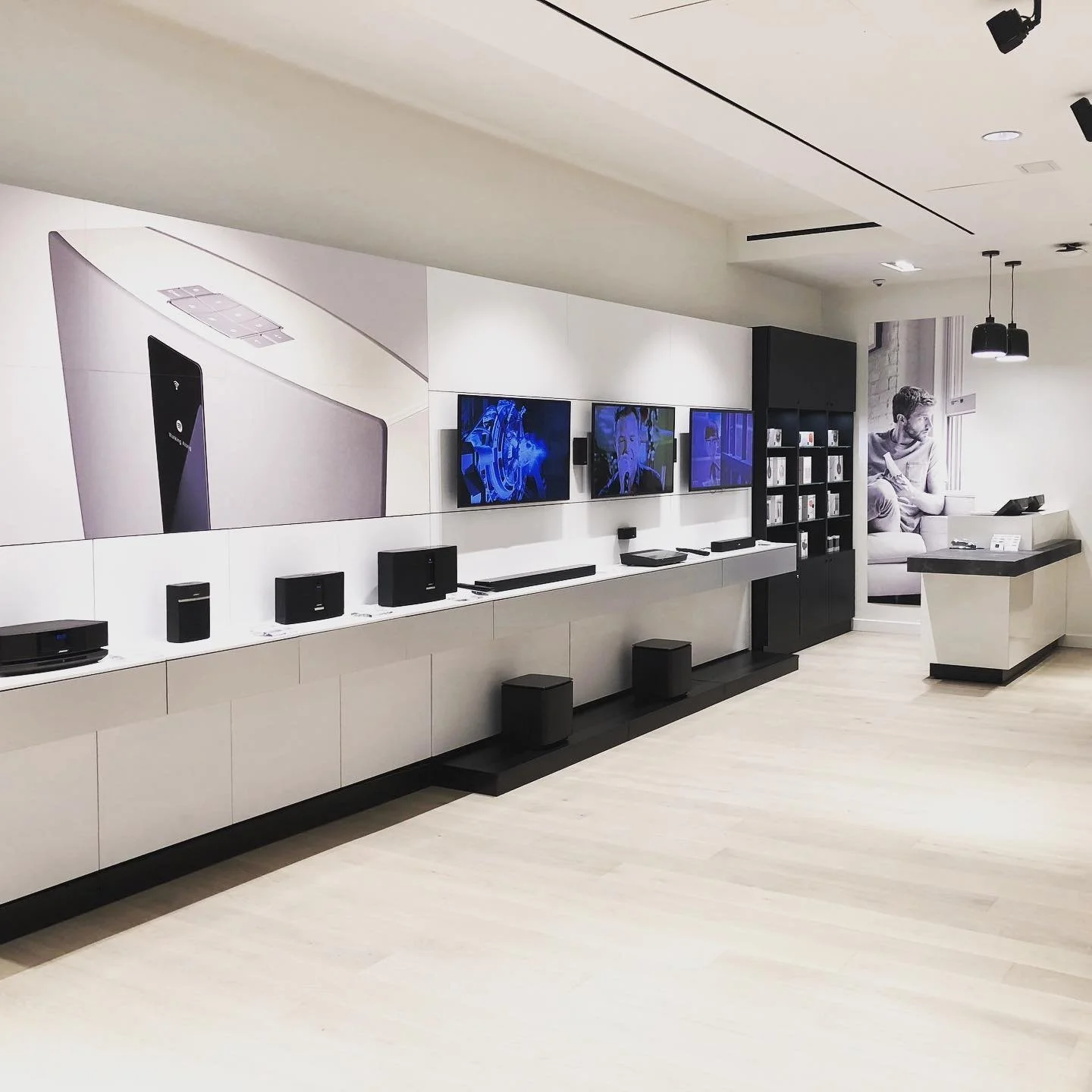 #TBT To this gleaming white @bose location we completed @centreeaton #gclife #gamaconstruction #retailconstruction #montreal  #quebec #canada