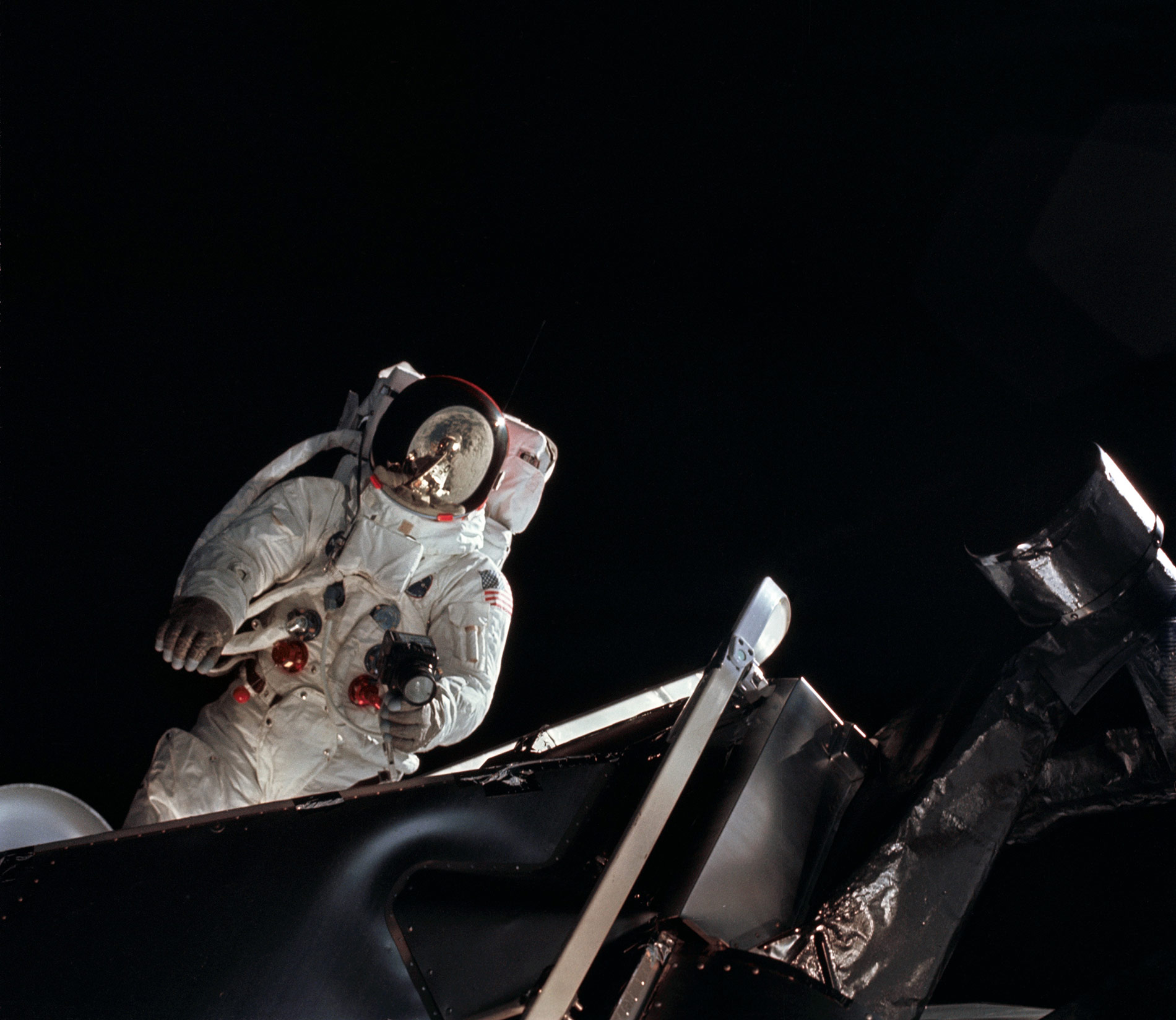 Rusty_Schweickart_Apollo_9_with_camera.jpg