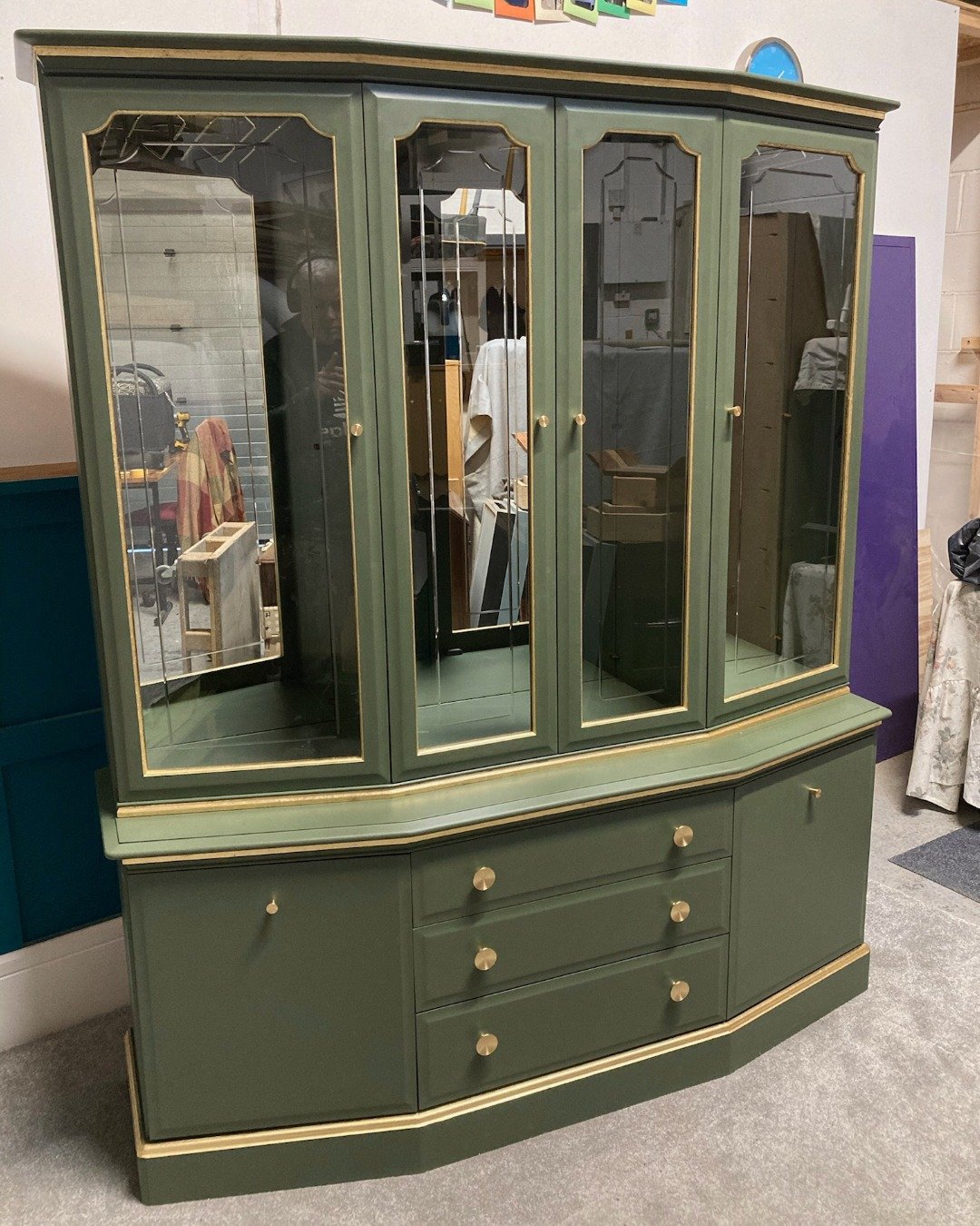 A statement #Stag sideboard upcycle in green and gold. Thank goodness it separated into two pieces, otherwise I would have needed a bigger van! 🚚

In its original finish this piece had loads of useful storage, but it was quite imposing. Now it's tra