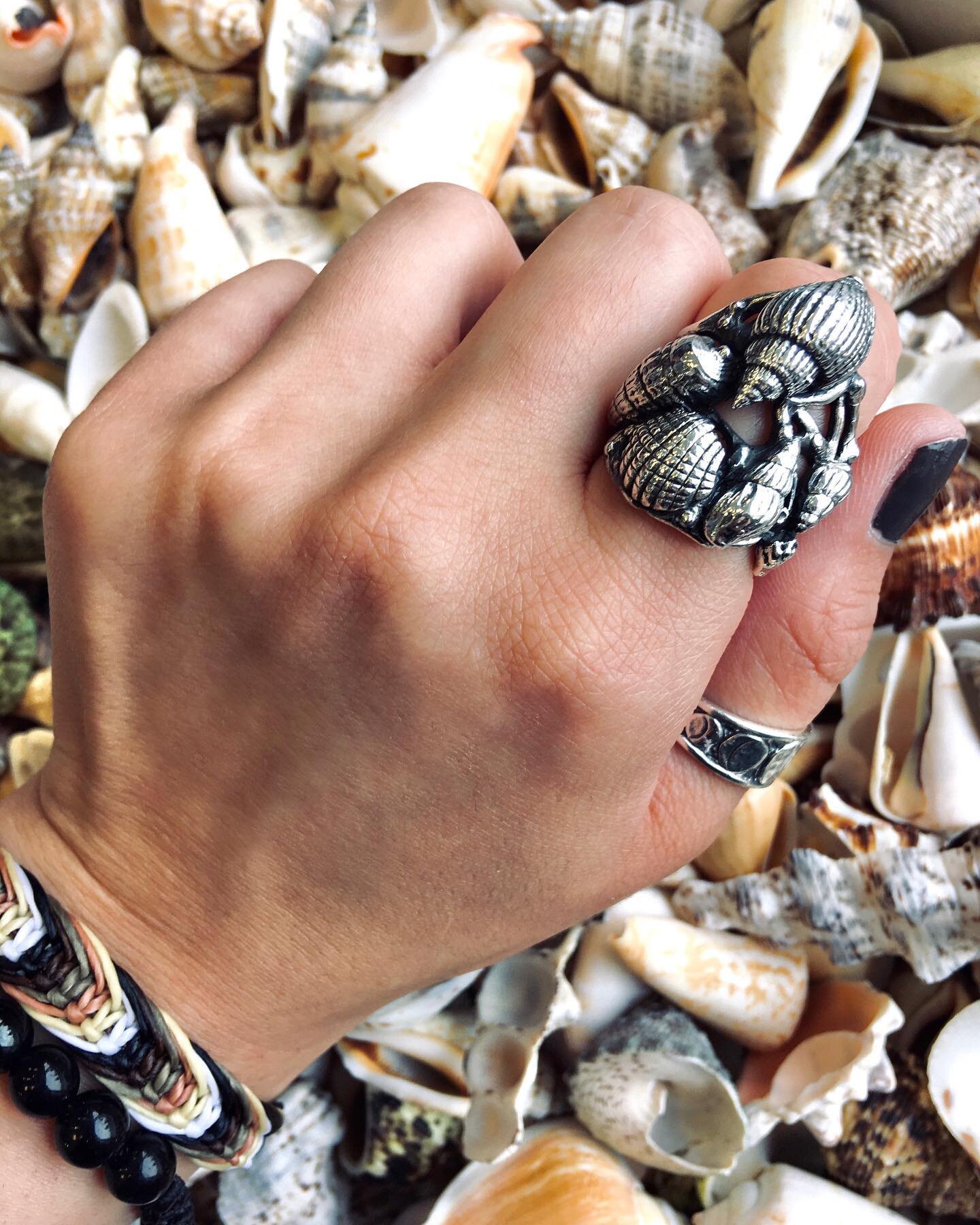 🐚 She Sells Sea Shells by the Sea Shore 🌊

Does anyone else collect shells when they go to the beach? 🙋🏻&zwj;♀️

Now you can collect them on a ring! This multi-shell cluster ring is the perfect accent for the summer 🌅

🐚 Shell Ring: Size 8 $90 