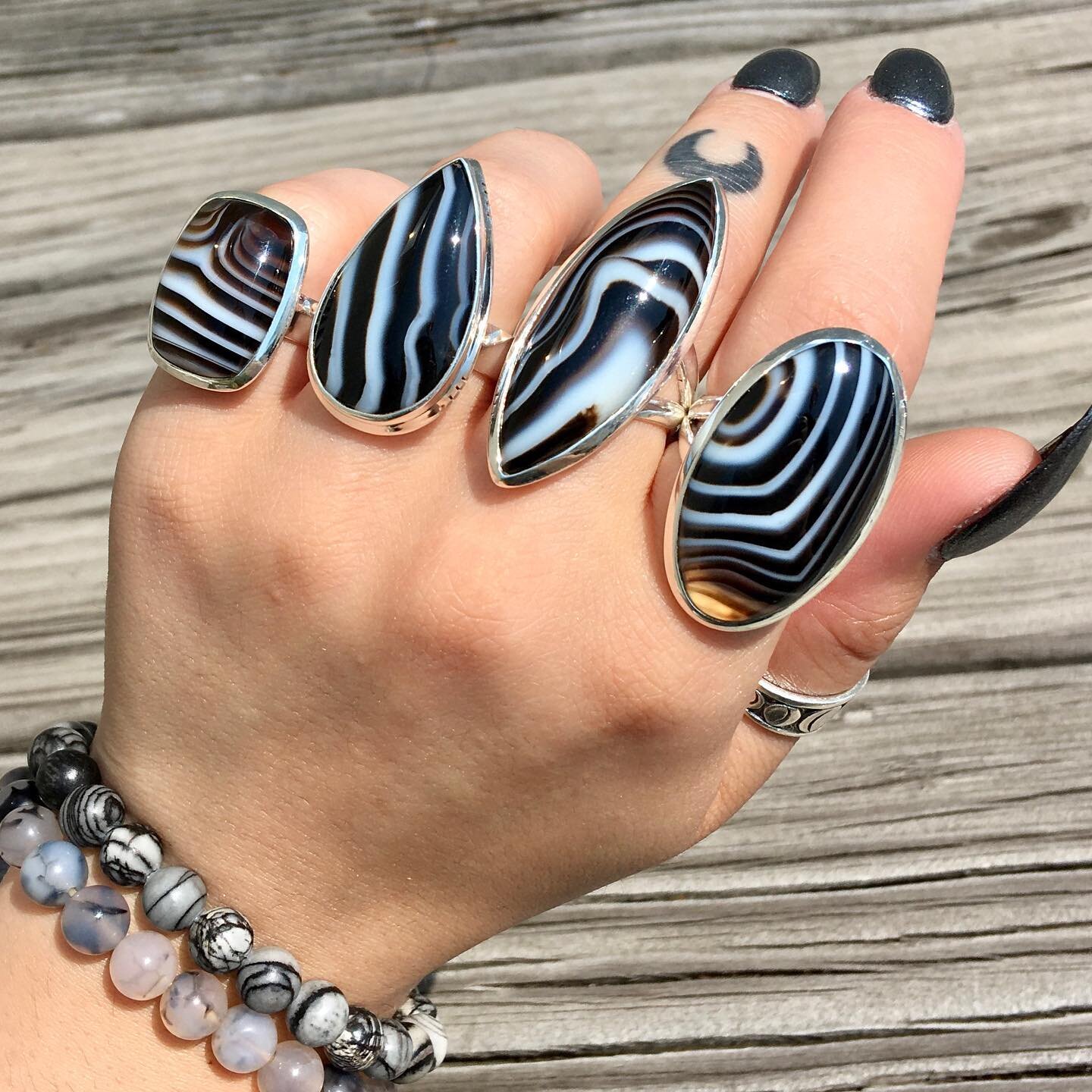 ⚡️𝙁𝙡𝙖𝙨𝙝 𝙎𝙖𝙡𝙚 𝙁𝙧𝙞𝙙𝙖𝙮!⚡️

🤍These Banded Agate rings are BEAUTIFUL! The colors make them perfect for being both a statement ring or to just fit in with any collection! 🖤

🖤This is a great grounding stone because you can focus and follo