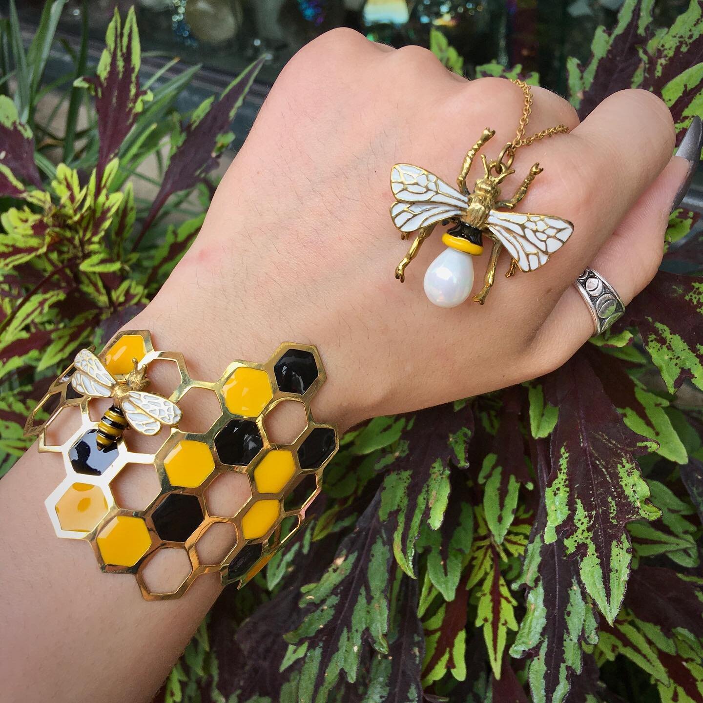 💀MAFIA COLLECTION💀

Our Mafia Collection that is exclusive to our Salem store features jewelry pieces made of brass and white bronze 🤍💛

Comment to Claim!

🐝1st Photo:
Bee &amp; Honeycomb Cuff - $90
Bee Necklace - $65

☠️2nd Photo:
Skeleton Hand