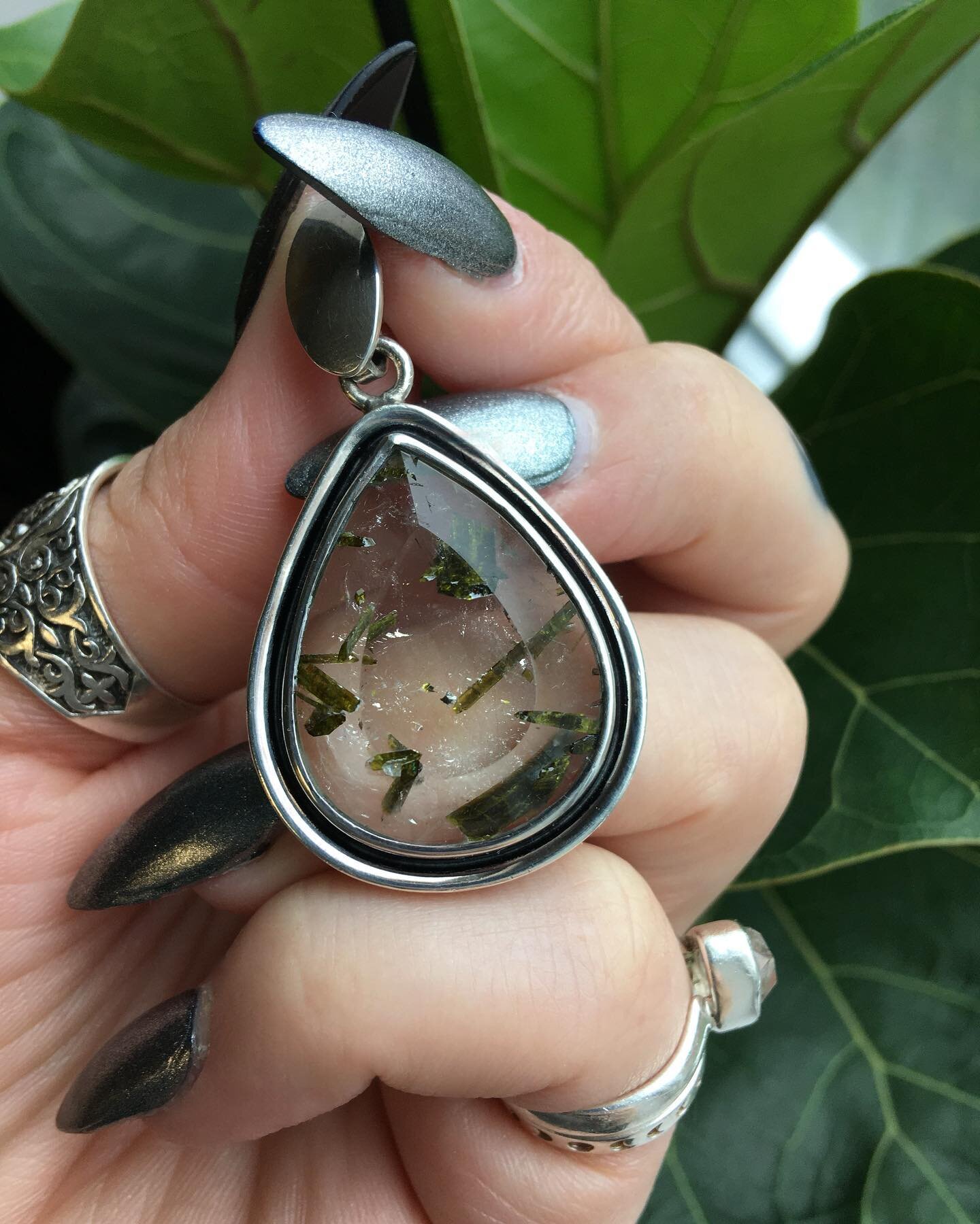 💚𝐻𝒶𝓅𝓅𝓎 𝐹𝓇𝒾𝒹𝒶𝓎!💚
 
This Epidote in Quartz pendant has such stunning details! 🤩

This stone is also great to help you get in touch with nature, so get outside and enjoy the nice weather! ☀️🌿

Pendant: $150