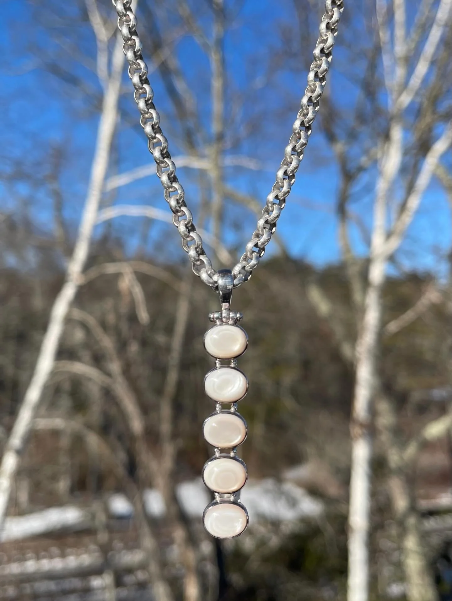 Just because the holidays are over doesn&rsquo;t mean the winter magic is gone ❄️ There&rsquo;s still time for snowflakes, hot cocoa, and yes&hellip; even building a snowman. This stacked Mother of Pearl is for sure giving Frosty vibes! ⛄️

Let&rsquo