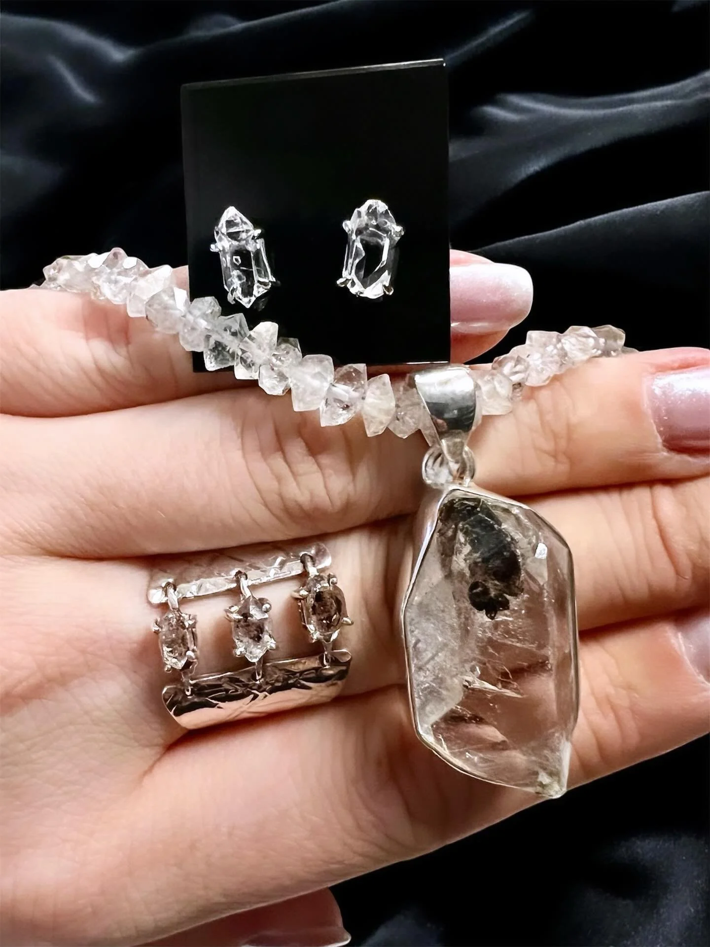 💎APRIL BABIES! It&rsquo;s your time to SHINE!💎

✨Meet one of Aprils most loved Birthstones: Herkimer Diamond!
✨But is it a diamond, a quartz? What kind of sparkly sorcery is this?

💎We got you! Herkimer Diamond: Sparkly stones aren&rsquo;t true di